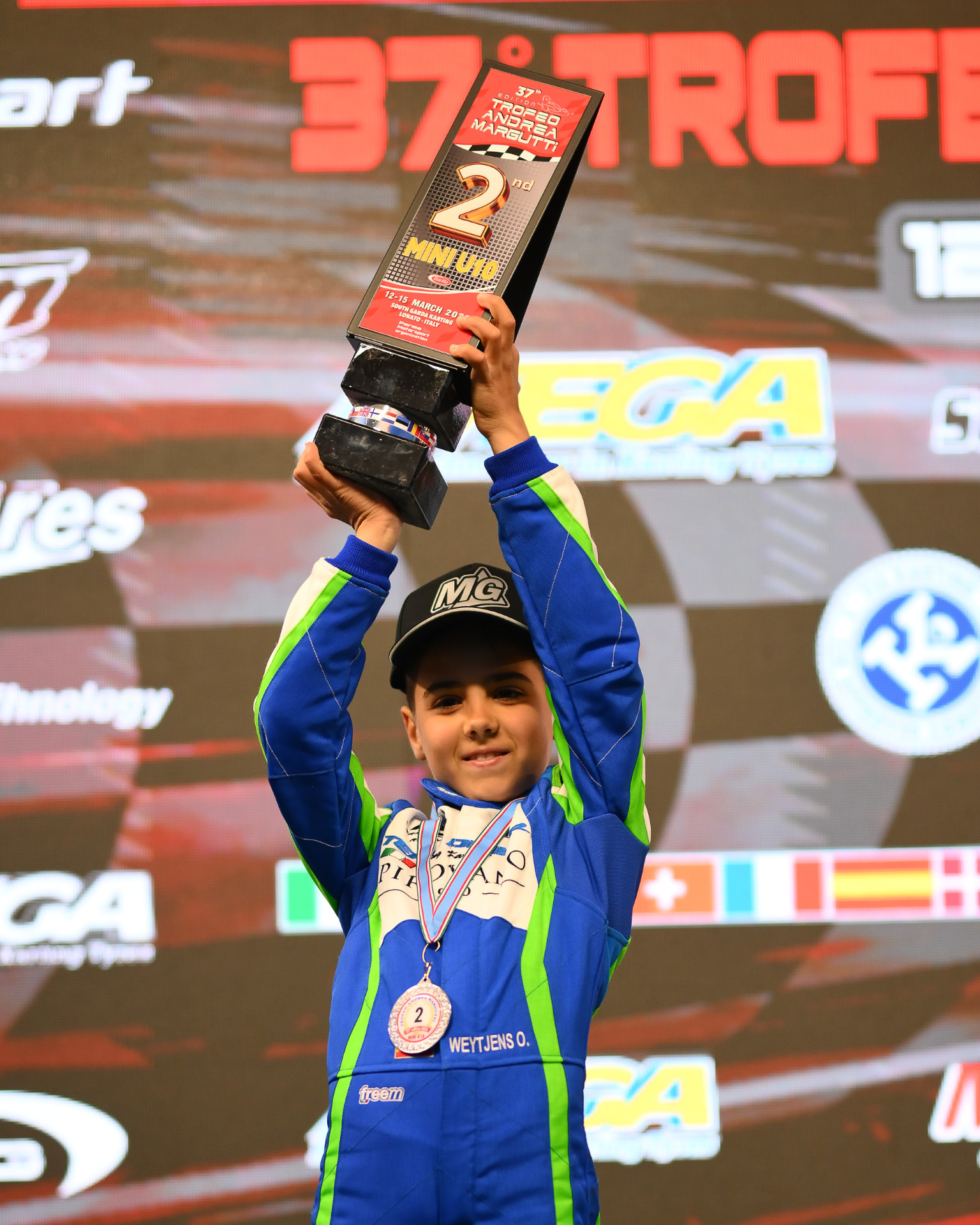 Oliver Weytjens en el podio del Trofeo Andrea Margutti con el trofeo de segundo puesto